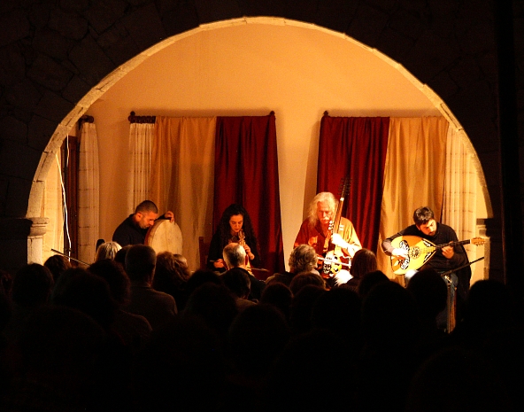 PICT1540 small Ross Daly and friends whole.jpg - 205511 Bytes